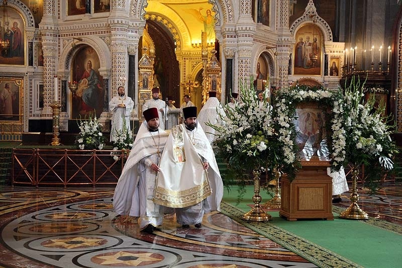 Какой праздник отмечает сегодня православная церковь. Храмовая флористика Преображение Господне. Украшение храма на венчание. Украшение храма на Троицу. Цветы на венчание в православной церкви.