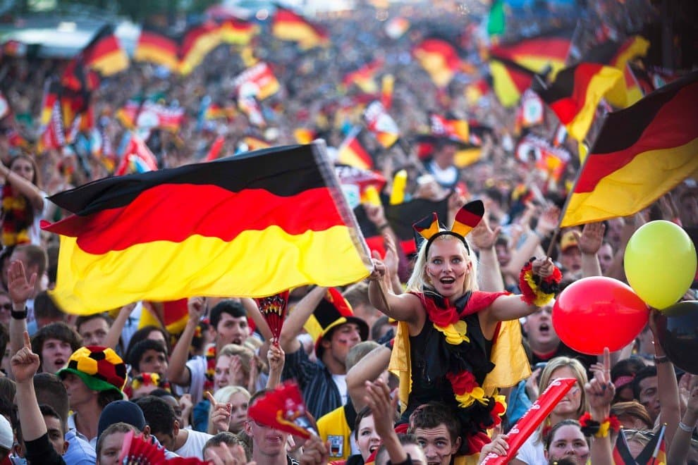Какой народ в германии. Германия люди. Футбольные болельщики Германии. Футбольные фанаты Германии. Спорт в Германии.