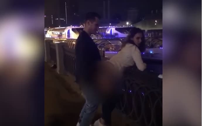 Парочка занимается сексом на набережной в самом центре Москвы порно видео