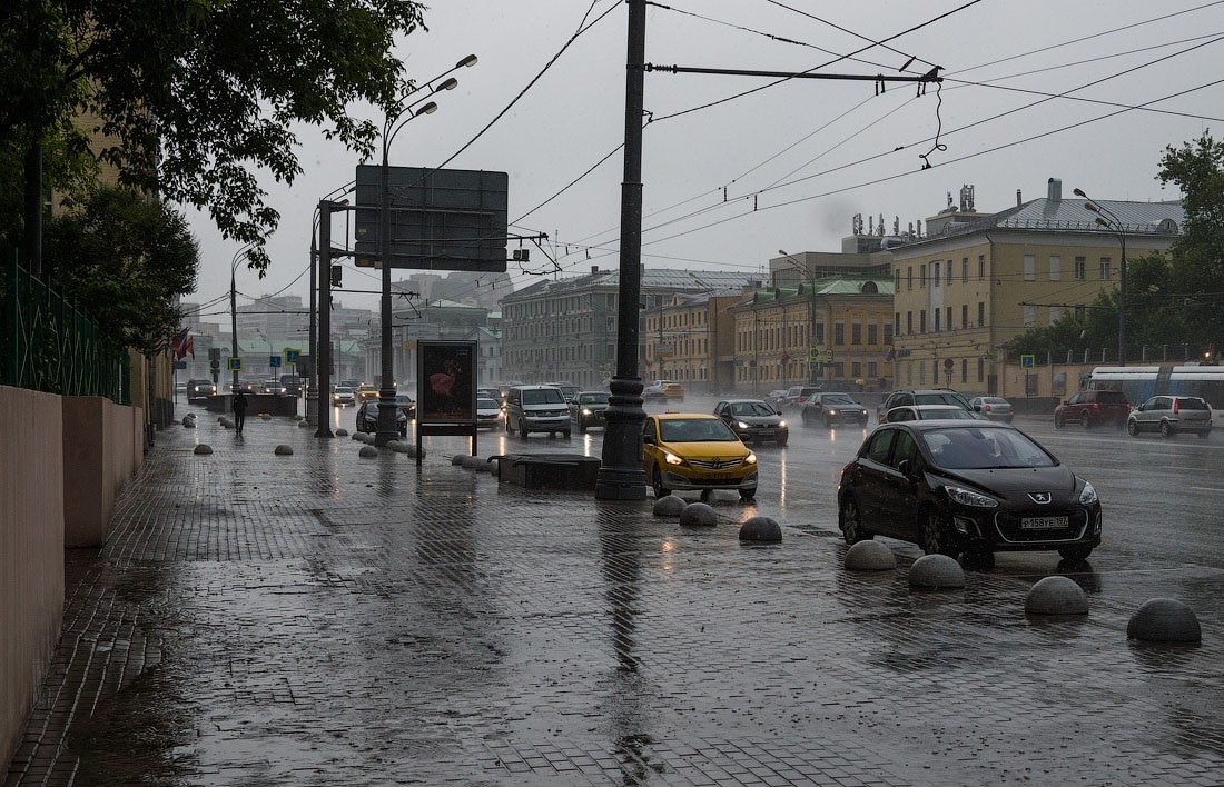 В каком городе сейчас дождь. Дождливая Москва. Дождь в Москве. Дождь на улице. Сильное наводнение.