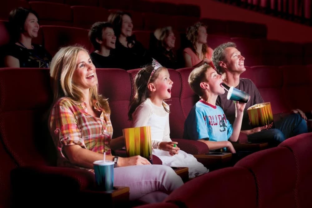 Кинотеатр семья билеты. Дети в кинотеатре. Люди в кинотеатре. Дети с родителями в кинотеатре. Семейный поход в кинотеатр.
