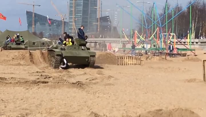 На фестивале в Петербурге дети попали под танк