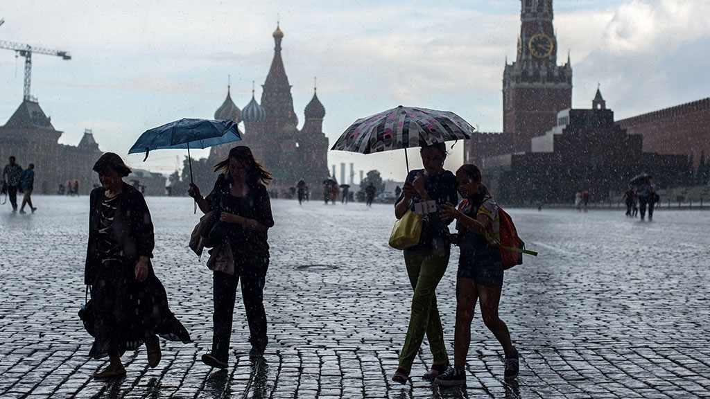 Погода в Москве: синоптики предупредили о грозе и граде в выходные
