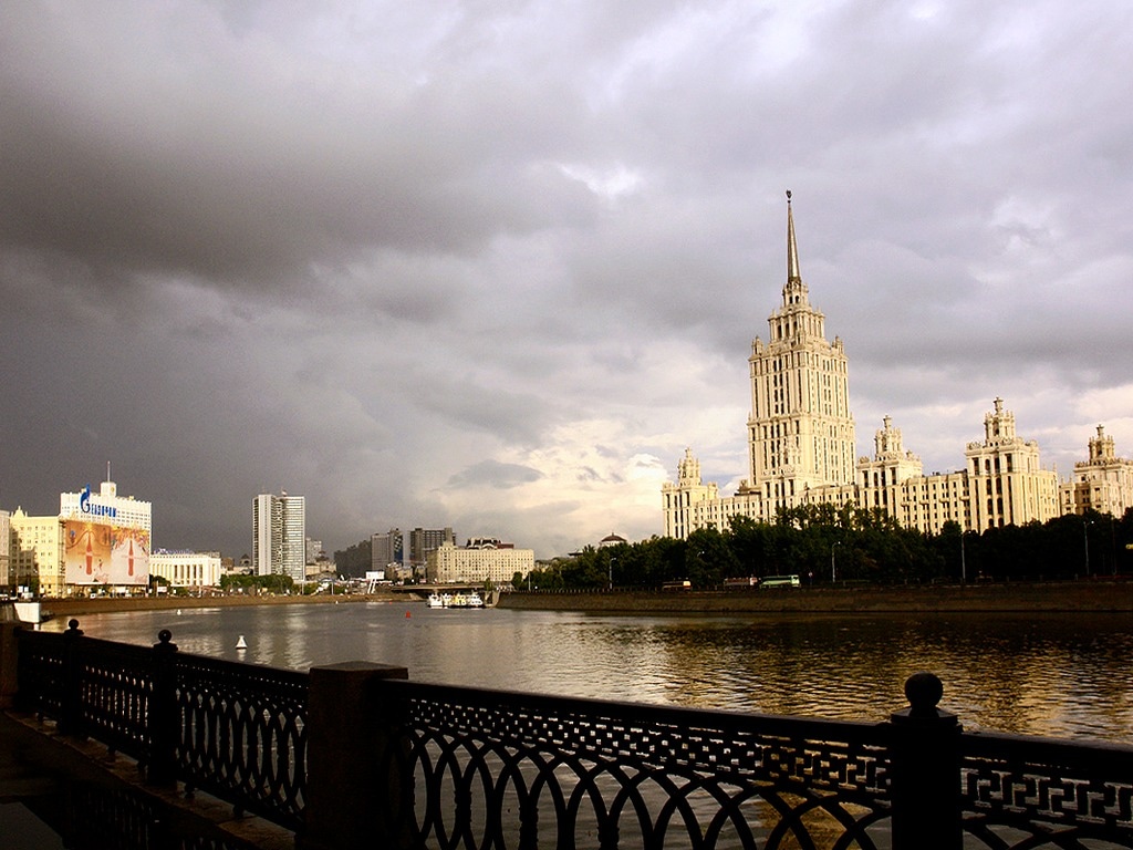 Столица 18. Пасмурная Москва. Пасмурное утро в Москве. Пасмурный день в Москве. Облачно в Москве.