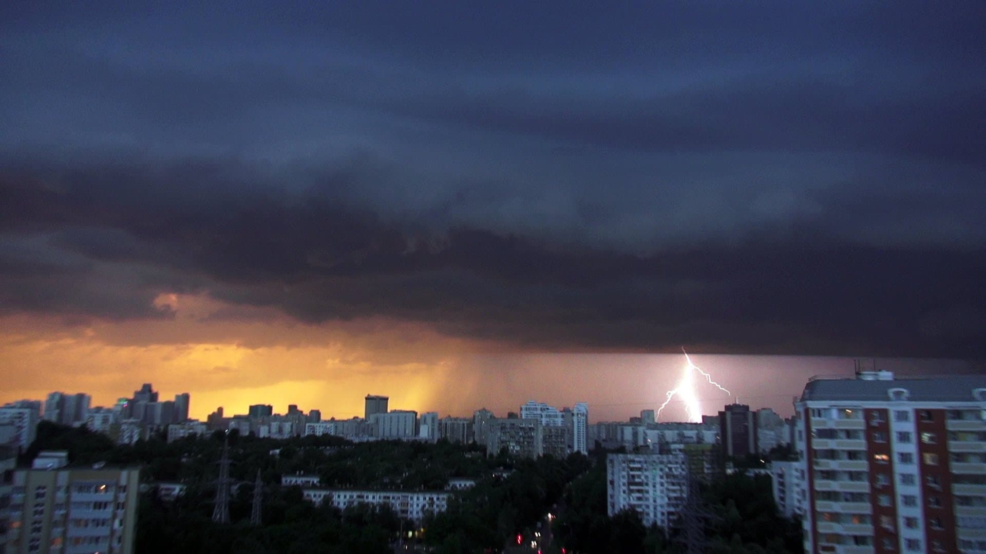 Гроза и дождь в Москве