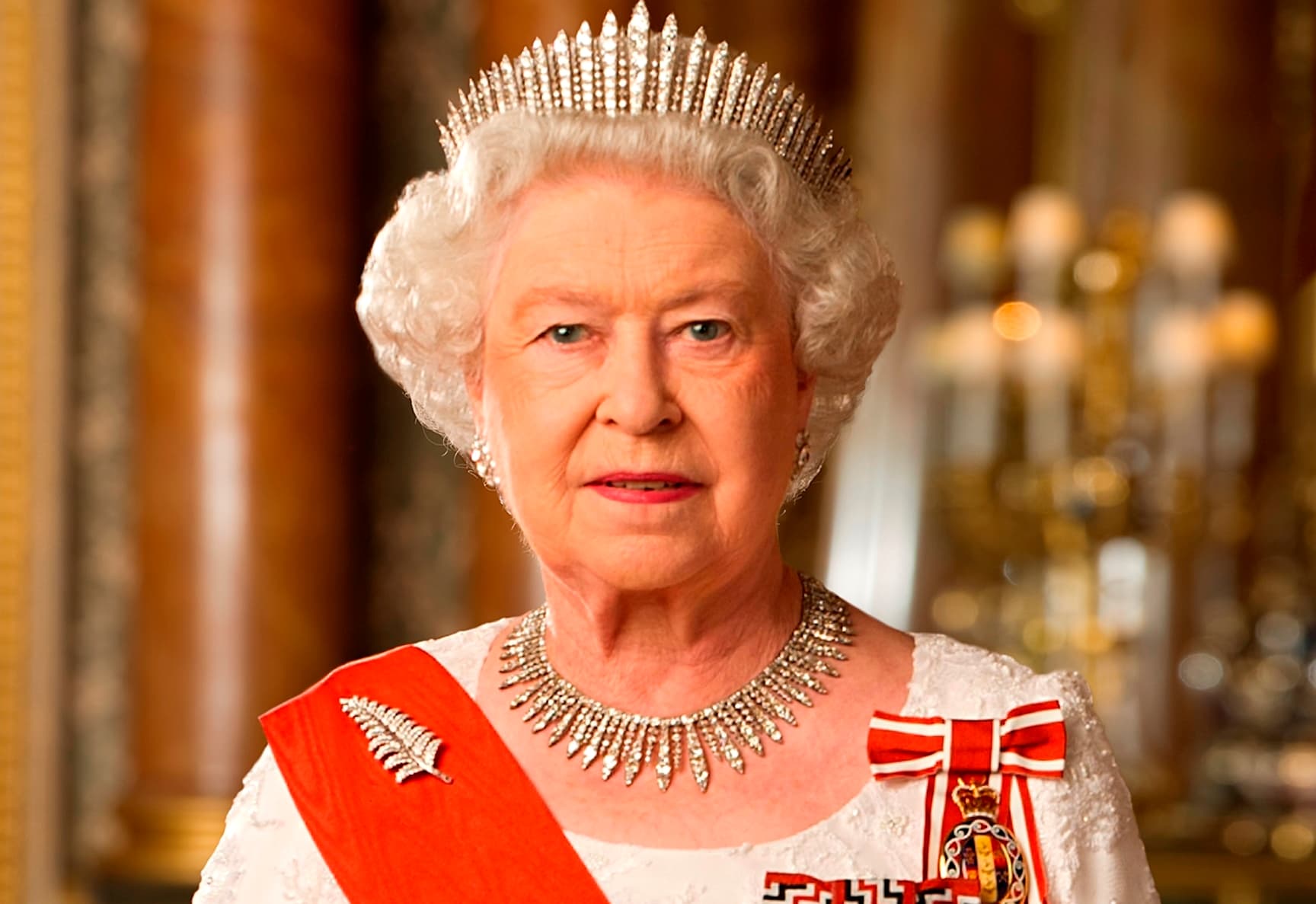 Elizabeth ii. Королева Англии Елизавета 2. Лондон Королева Елизавета 2. Королева Елизавета Франж тиара. Елизавета Александра Мария.