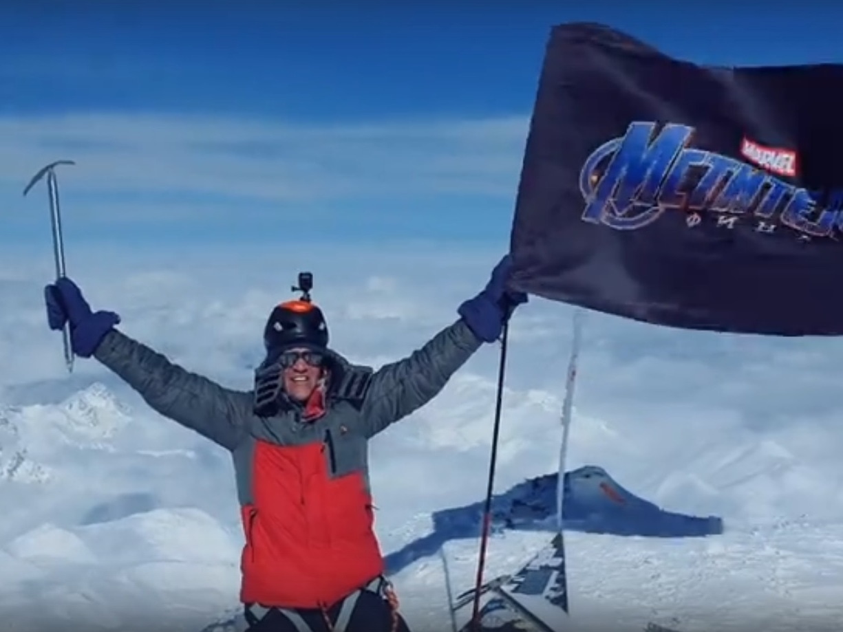 Российский альпинист установил флаг "Мстителей" на Эльбрусе