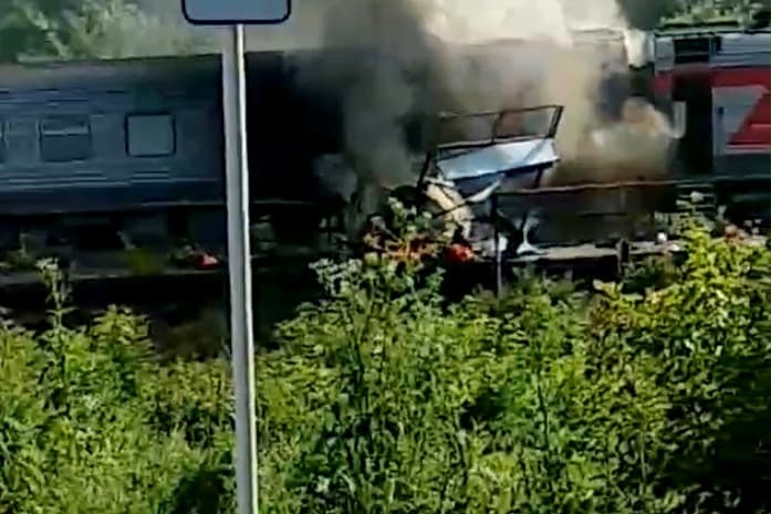 Пассажирский поезд врезался в бензовоз под Краснодаром
