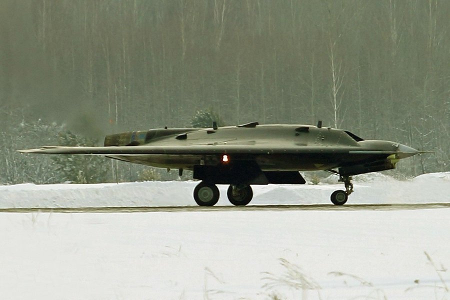Российский ударный беспилотник "Охотник" впервые поднялся в воздух