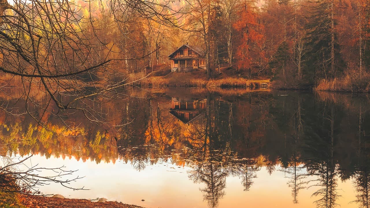 Осень озеро домик вечер