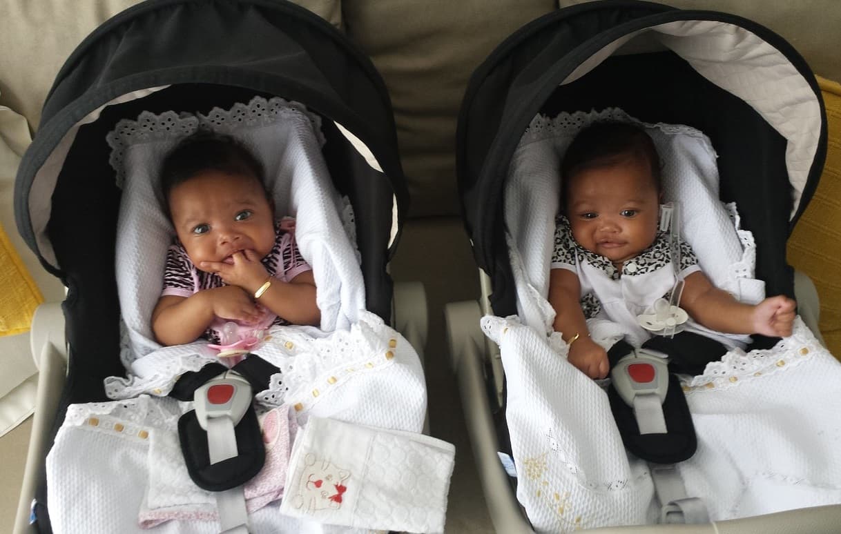 Автокресло для новорожденных двойняшек