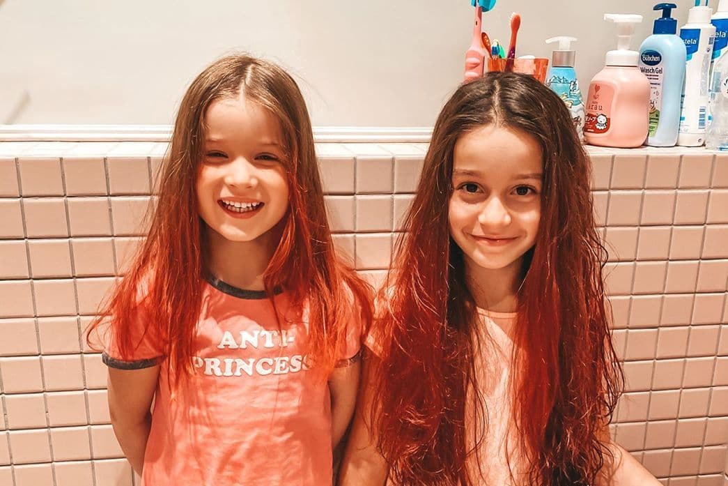 Ru daughter. Дочка покрасилась. Красить Дочки волосы. Звездные дети красят волосы. Дети знаменитостей России красят волосы.