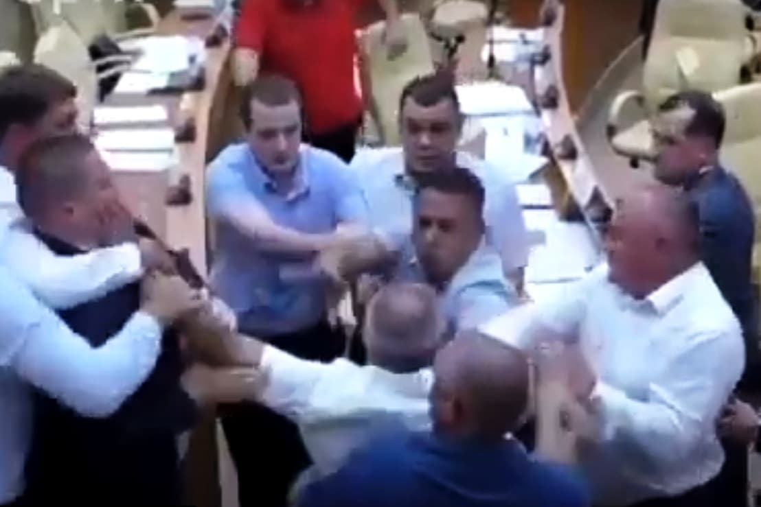В парламенте Ульяновской области депутаты устроили драку — видео