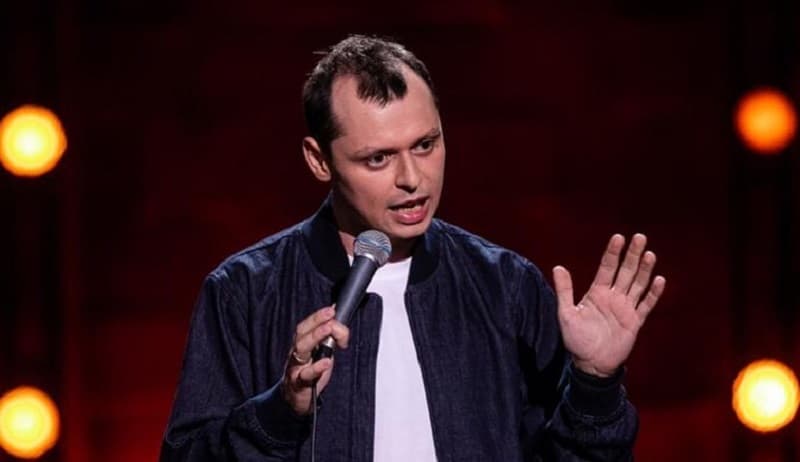 Комик Комаров назвал песни Бузовой «крайне неприятными»