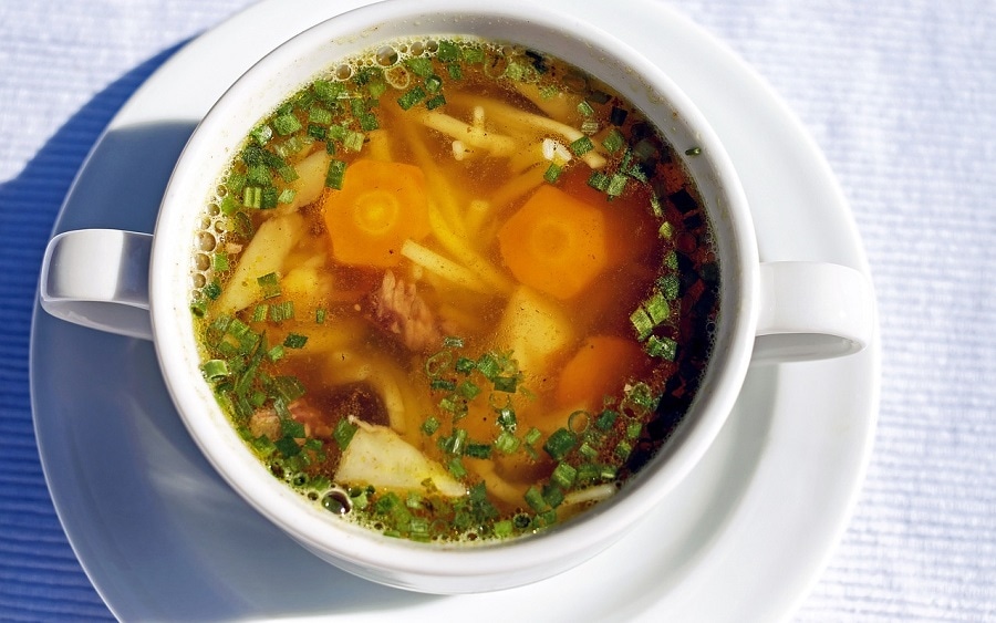 Диетологи включили суп с лапшой в перечень вредных для желудка