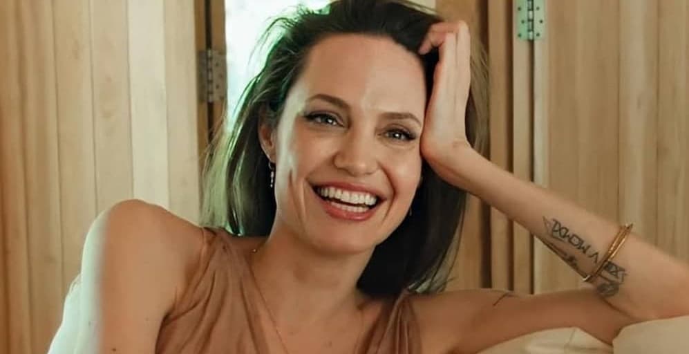 Анджелину Джоли заметили на свидании с 31-летним певцом