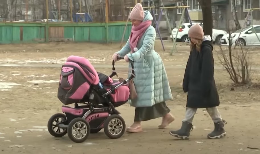 В РФ повысят пособия по уходу за ребенком