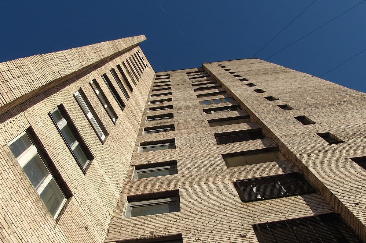 «Родились в рубашке»: два малыша выжили после падения с 6-го этажа в Ногинске