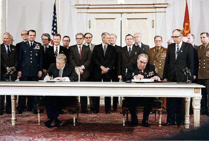 Холодная война  глобальное геополитическое противостояние СССР и США: история и факты