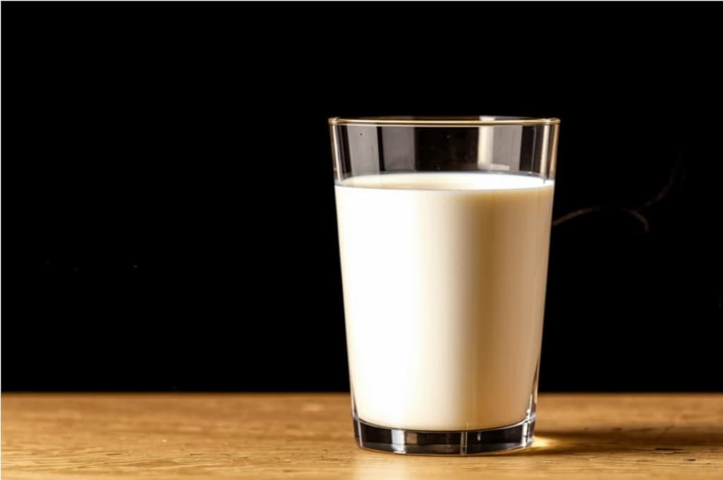 Гастроэнтеролог объяснила, почему организм бунтует против молока