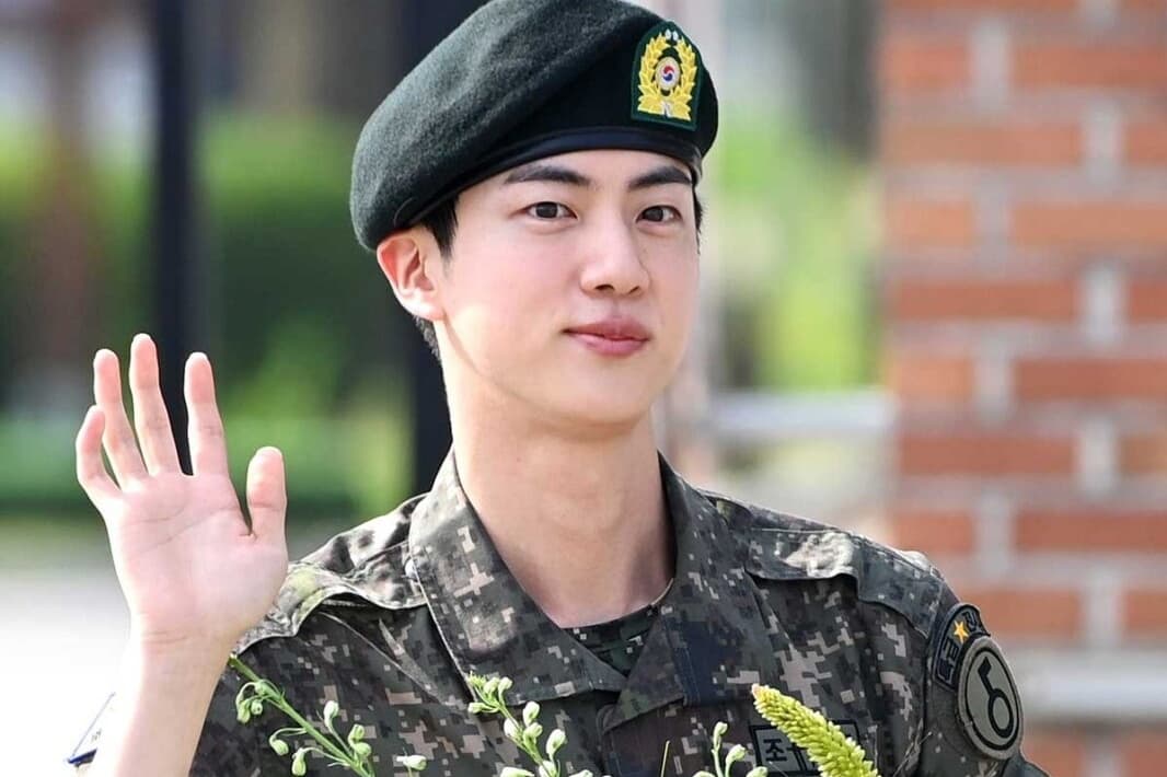 Ким Сок Джин первым из участников BTS завершил службу в армии