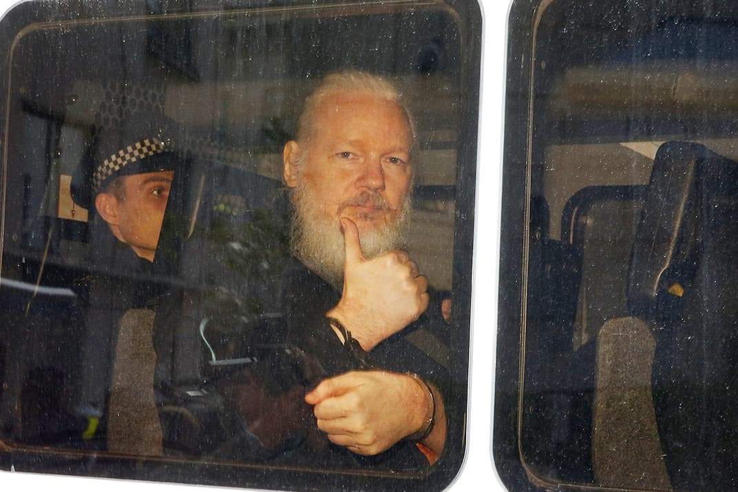 Основатель WikiLeaks Ассанж вышел из тюрьмы