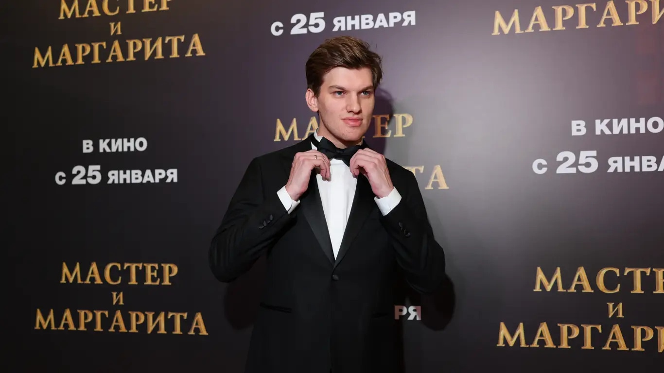 Звезда сериала «Слово пацана» Андрей Максимов объявил о расставании с женой: что теперь будет с его маленьким сыном и карьерой