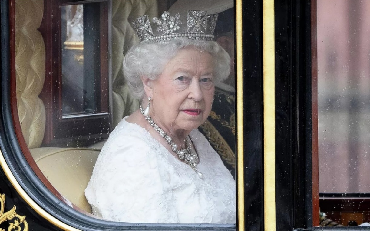 Недовольный призрак Елизаветы II нагрянул в Виндзорский замок: туристу удалось сделать фото