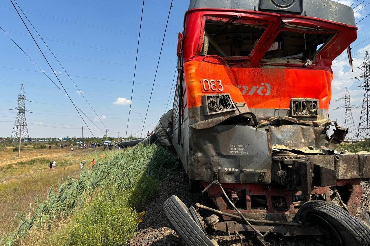 Поезд Казань – Адлер протаранил грузовик и сошел с рельс: кто виноват и сколько человек пострадало