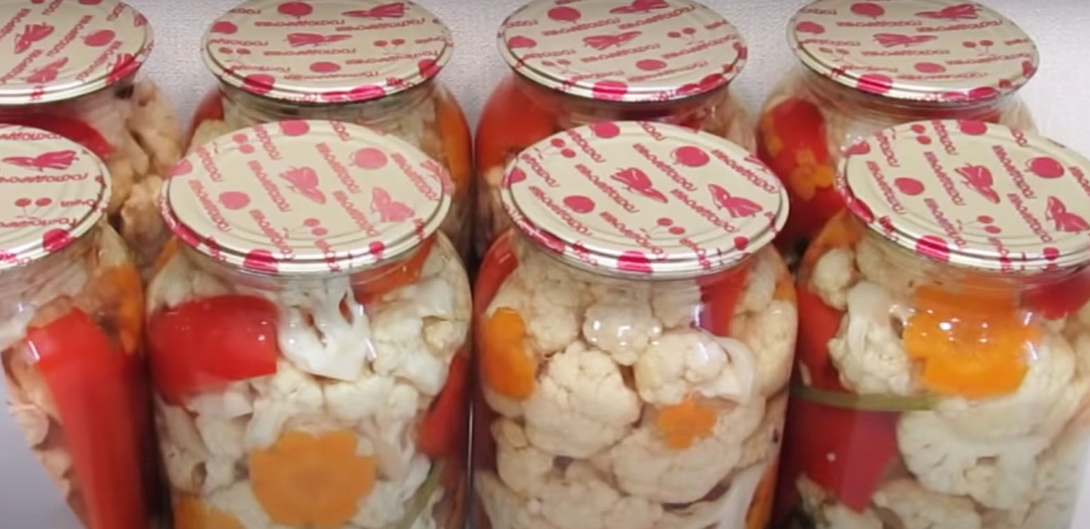 Банки наполняются вкусом: простой рецепт салата помогает сохранить витамины до самой весны