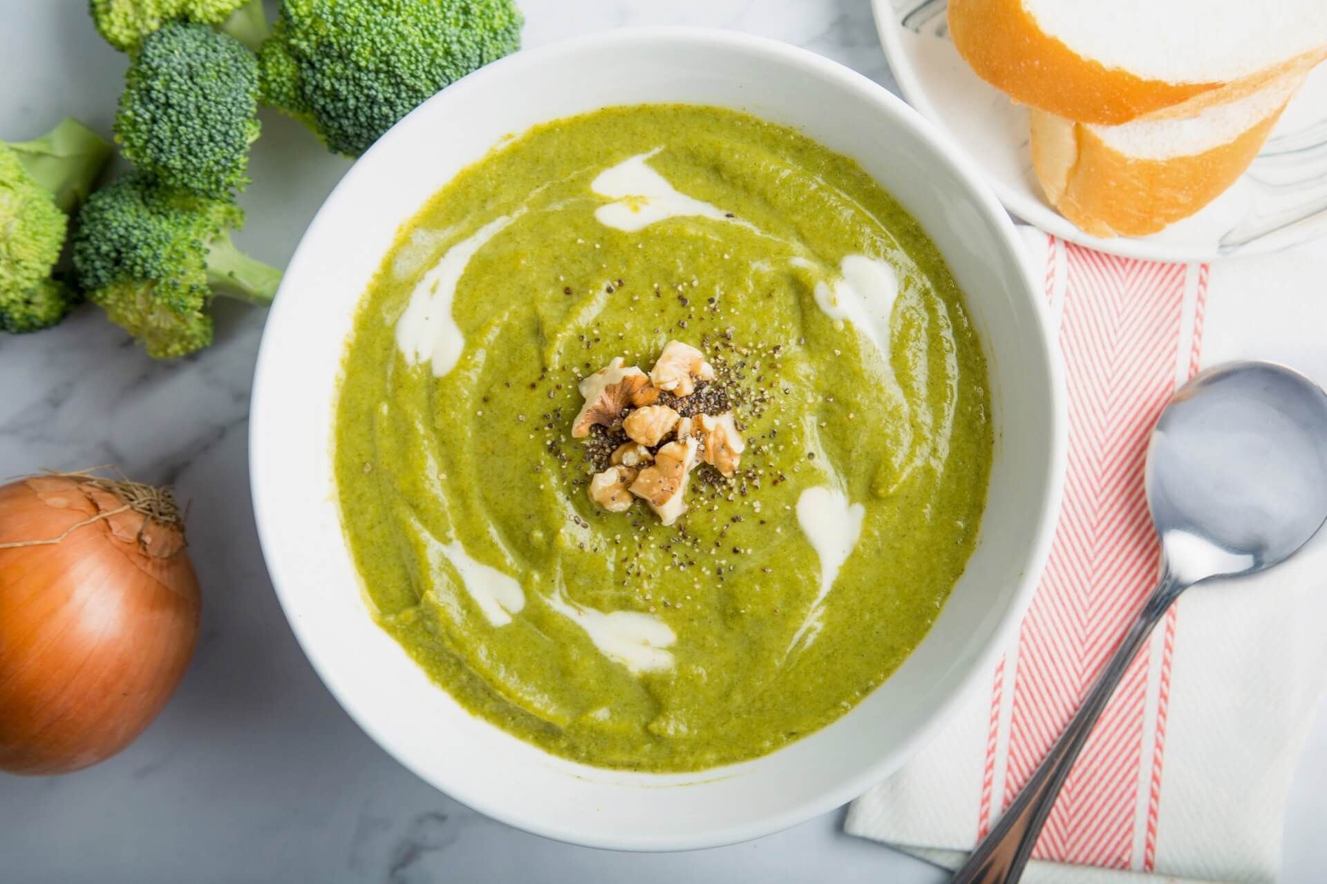 15 минут  и миска счастья готова: этот крем-суп доказывает, что полезный обед не обязан быть скучным