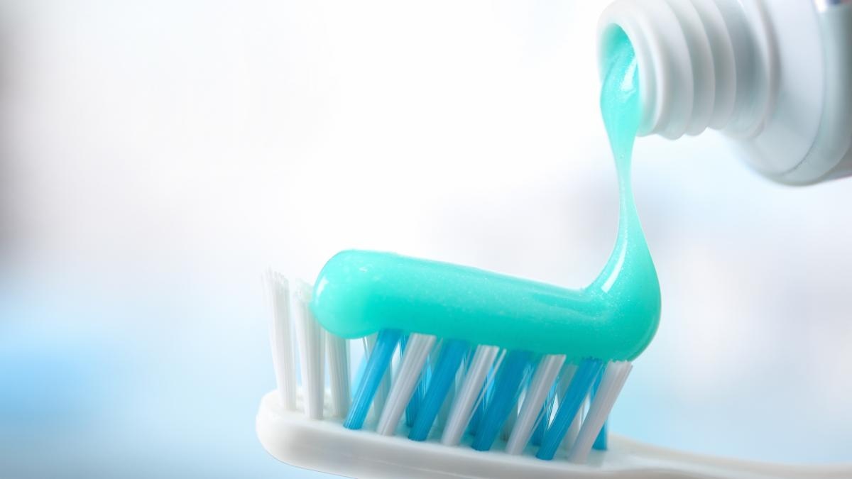 Гигиена оборачивается проблемами: эксперт объяснил, какие компоненты зубных паст вредят эмали и микробиому