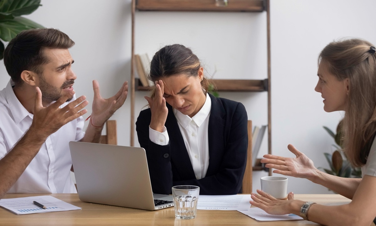 Конфликт можно погасить без крика: эти 3 фразы превращают агрессора в растерянного наблюдателя