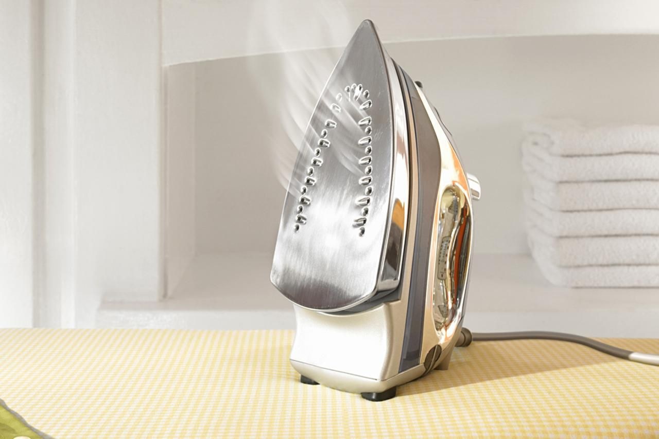 Утюг пока еще рано списывать со счетов: эти средства растворяют грязь и возвращают ровную подачу пара