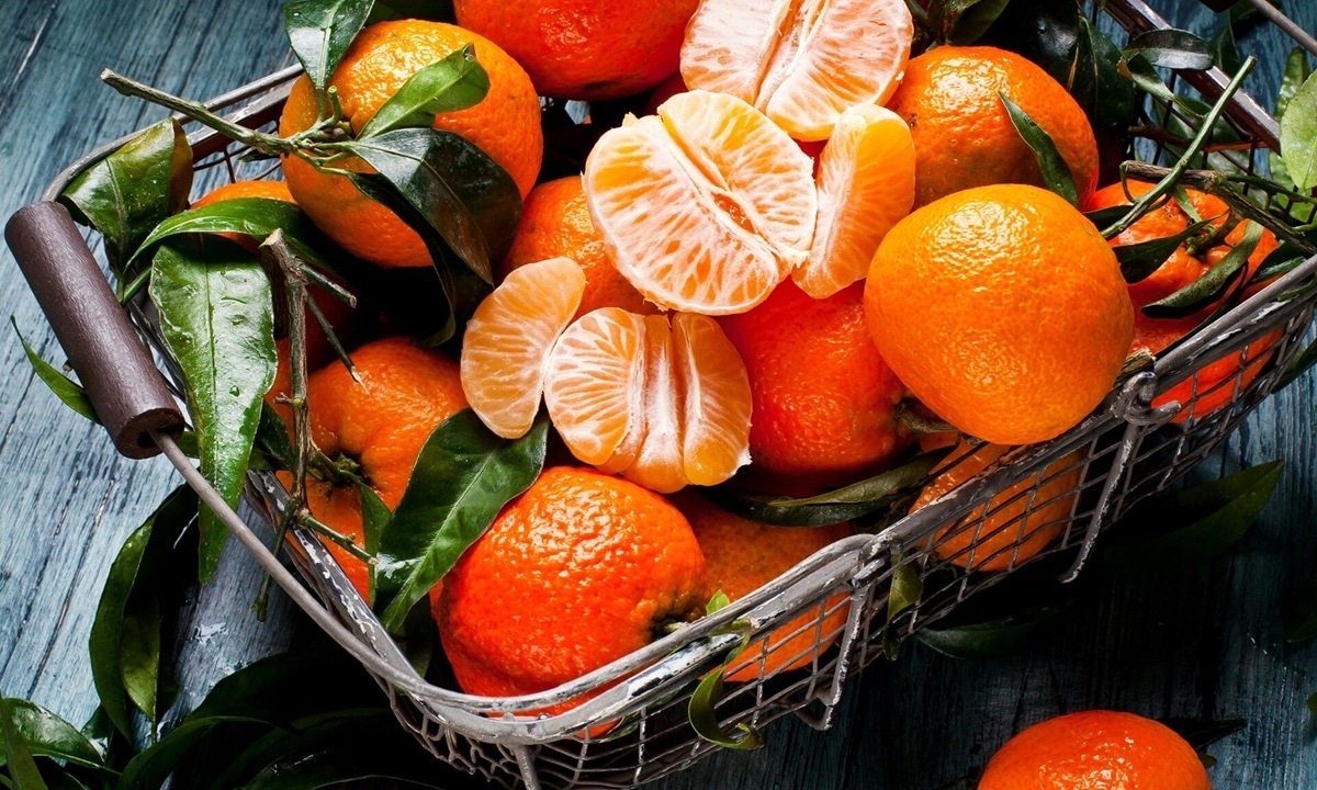 Запах Нового года легко испортить неверным выбором: как распознать сочные мандарины и не купить сухую кислятину