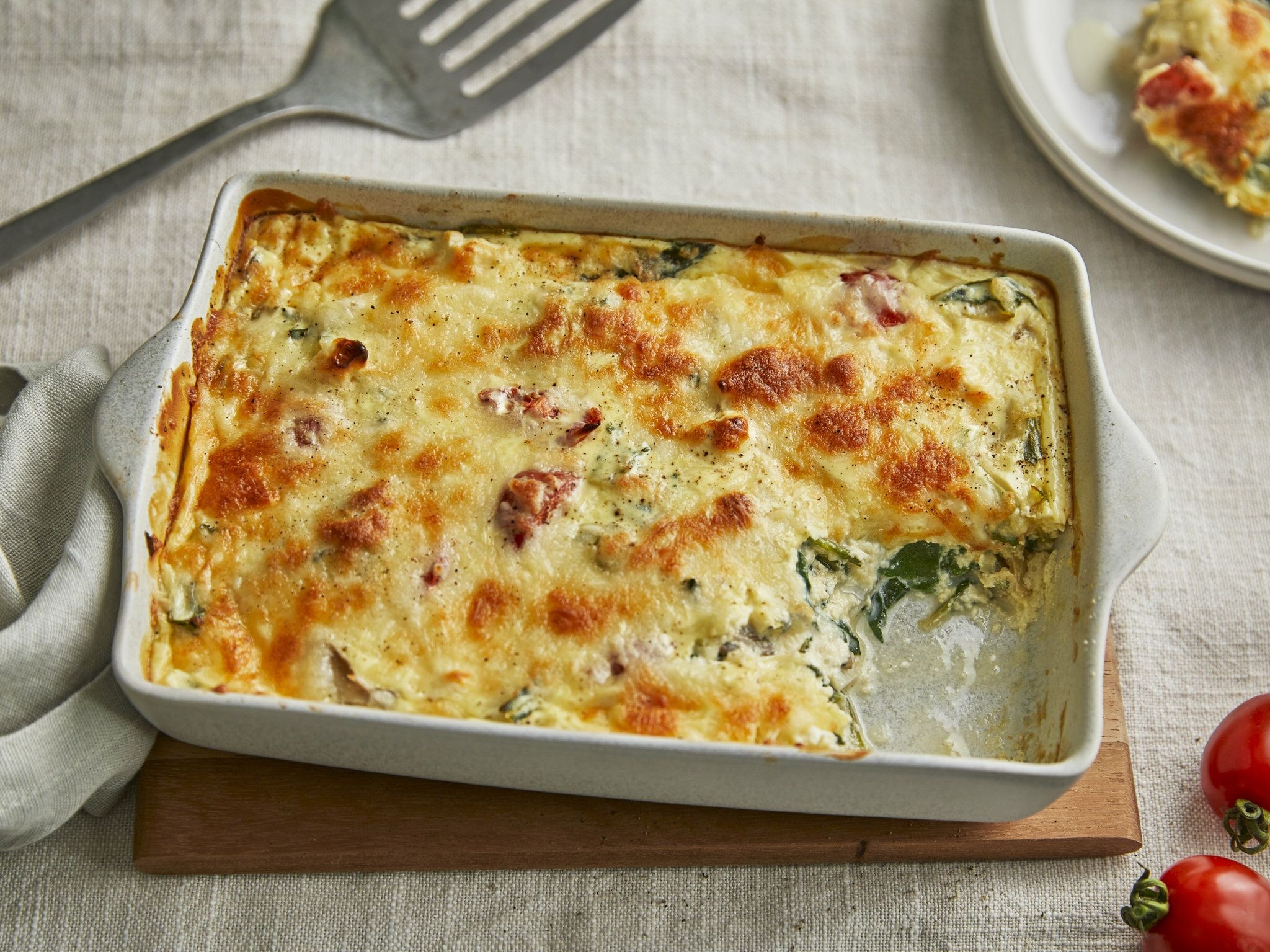Французский шарм встречает домашний уют: это капустное клафути с беконом превращает обычный ужин в наслаждение