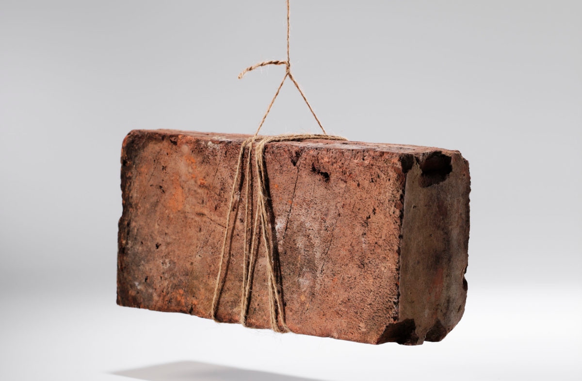 Кирпич, сваренный на травах: дедовский метод превращает обычный стройматериал в мощный магнит для рыбы