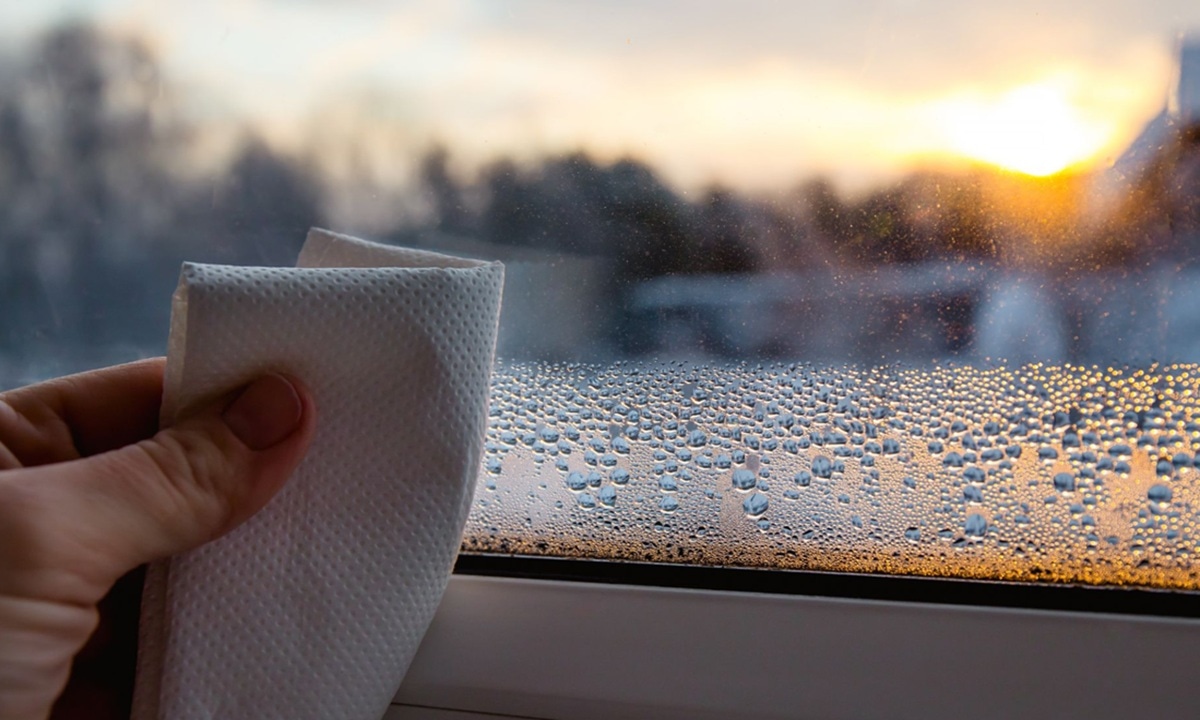 Конденсат с окон исчезает без следа: эти средства создают защиту лучше магазинных аналогов