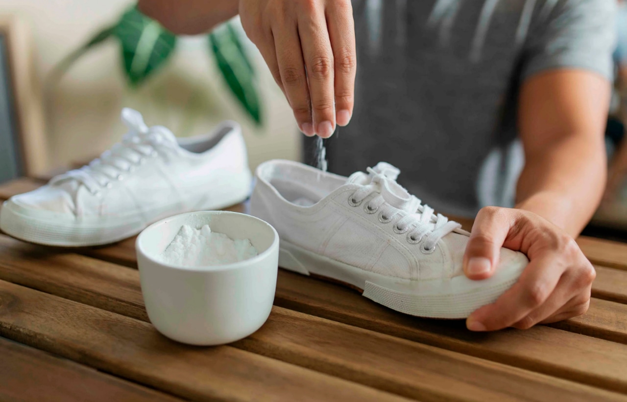 Обувь станет как новая: эта домашняя химия за ночь вытянет влагу и убьет запах навсегда