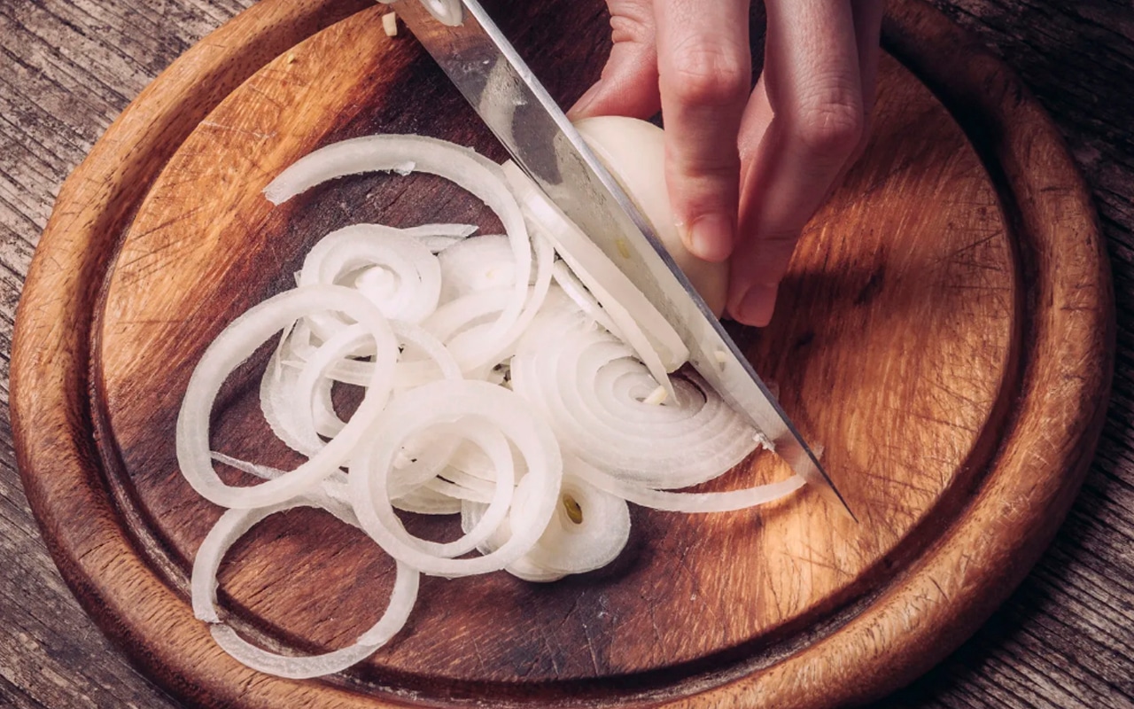 Не плачем и не рыдаем, когда лук чистим и нарезаем: как обойтись без слез в процессе