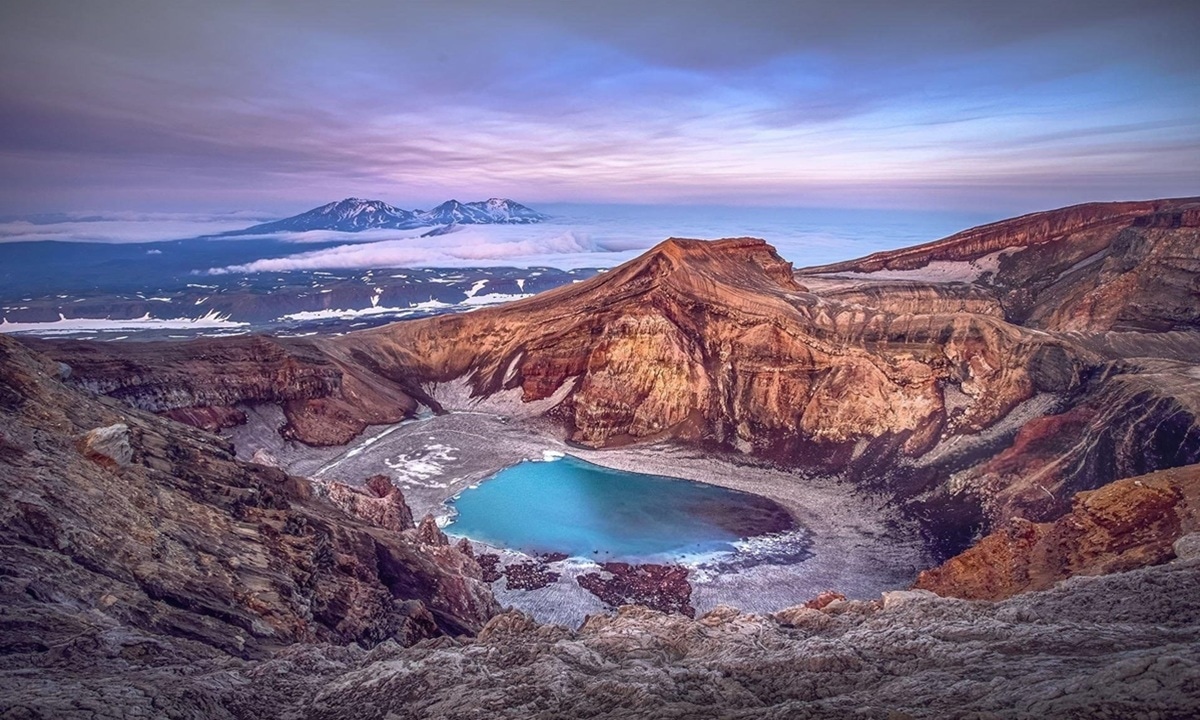 Камчатка меняется на глазах: землетрясения запускают вулканическую химию и создают опасные природные коктейли