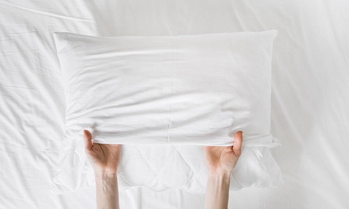 Порошок не справился, а это помогло сразу: неожиданный способ отстирать засаленные наволочки