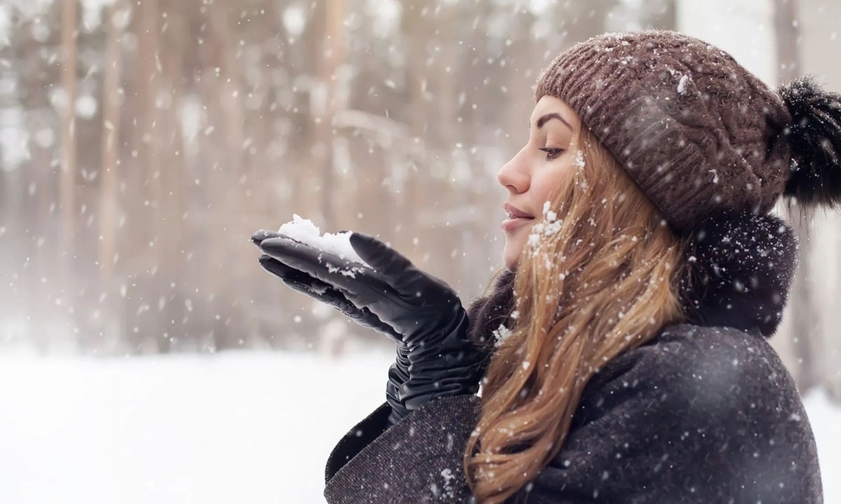 Легкий хаос с приятными бонусами: что ждет рожденных под знаком Весов в декабре 2025 года в деньгах, карьере и любви
