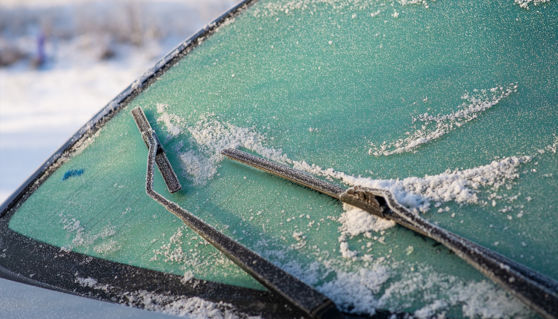 Лобовое стекло больше не сковывает лед: этот советский трюк до сих пор спасает водителей зимой