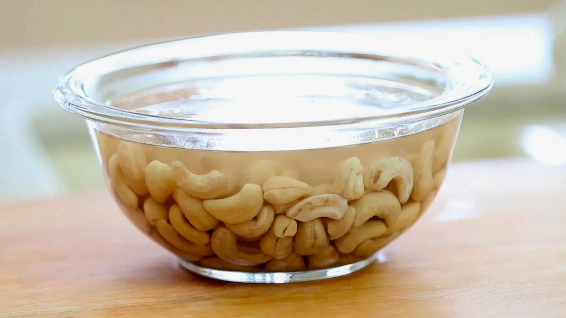 Орехи полезны, но не всем заходят: зачем их замачивают перед едой и что это реально меняет