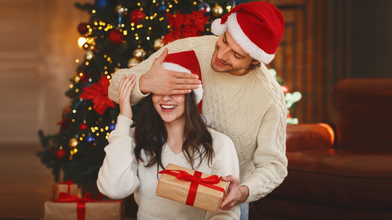 Новый год ставит в тупик даже уверенных мужчин: какой выбрать подарок девушке, чтобы не ошибиться