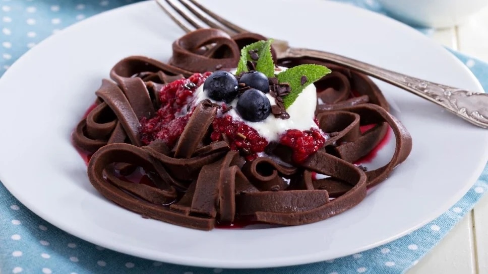 С виду паста, на вкус  пирожное: шоколадная лапша с кремом ломает все шаблоны питания