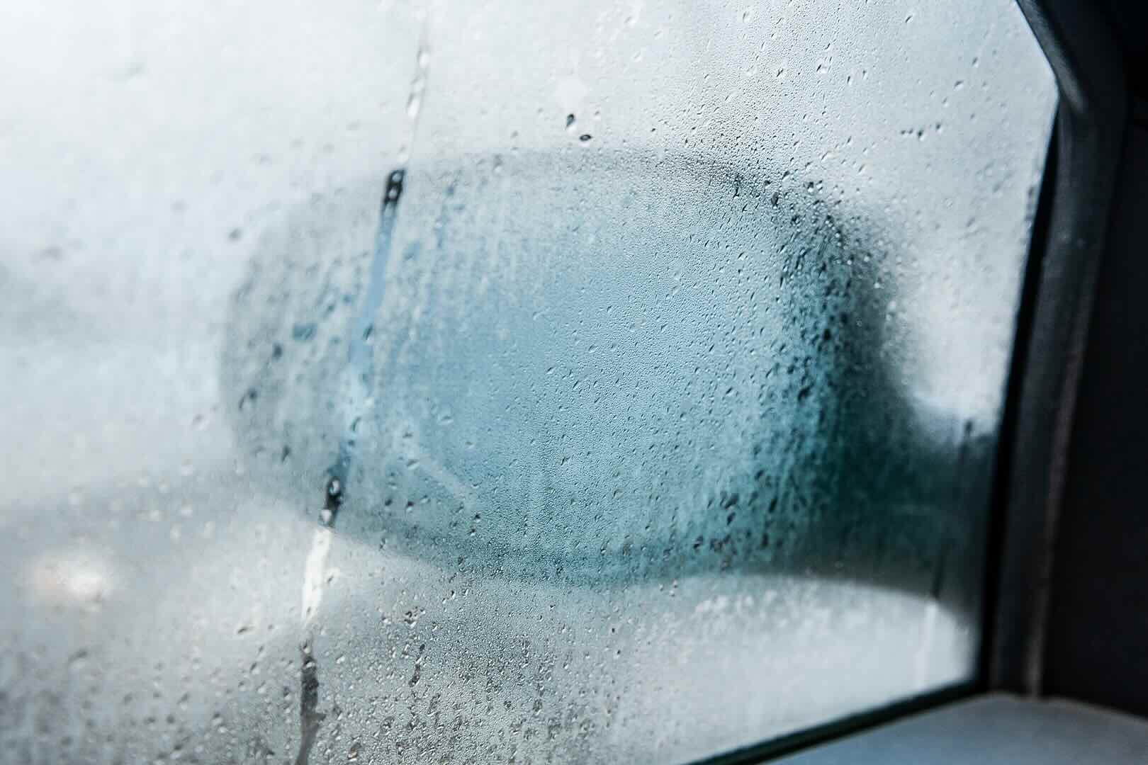 Обзор пропадает в самый неудачный момент: как избежать запотевания стекол в машине