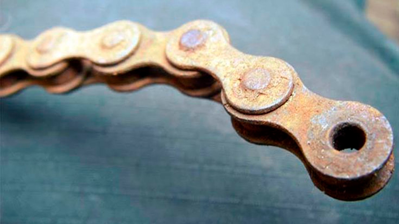 То, что выбрасывают, умельцы пускают в ход: как старая цепь превращается в надежную дверную петлю