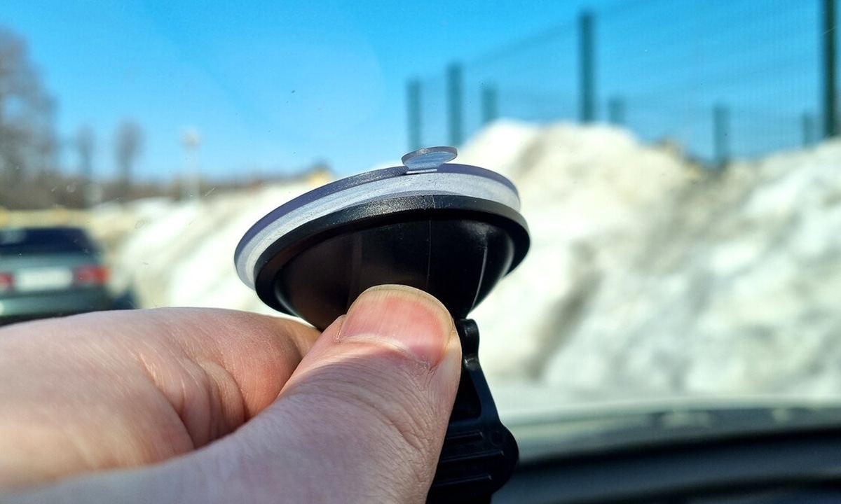 Всегда падает в самый неподходящий момент: 3 проверенных способа закрепить отваливающуюся присоску на лобовом стекле авто